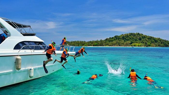 Một trong những hành trình hút khách nhất ở Koh Samui, Thái Lan là tour du thuyền lặn biển và ngắm hoàng hôn. Ảnh: tourinkohsamui