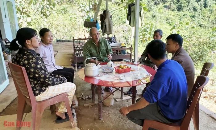 Bí thư Chi bộ xóm Lý Thị Nhung (bên trái, áo đen) tuyên truyền, vận động người dân vùng biên tham gia giữ gìn an ninh trật tự, bảo vệ địa bàn.
