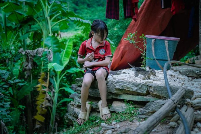 Em Chài cùng hai anh chị mong sớm được trở lại trường, đến lớp cùng thầy cô và bạn bè. Nhưng đường đến trường xa, hoàn cảnh gia đình khó khăn đang trở thành những rào cản với các em.