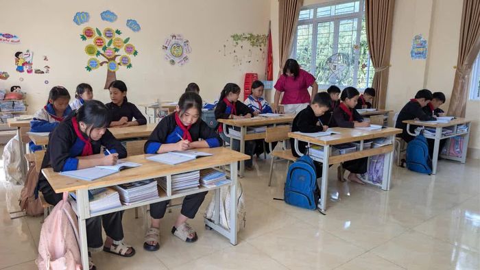 Mong rằng các em học sinh vùng cao đều có cơ hội đến trường, để những ước mơ nhỏ tiếp tục được nuôi dưỡng trong mỗi lớp học.