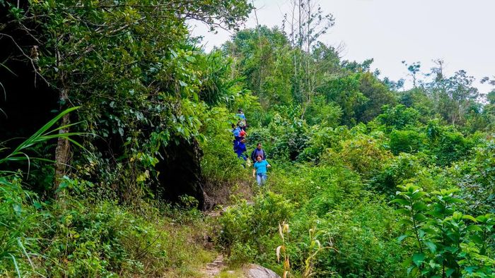 Những bước chân của thầy cô trên đường đến nhà học sinh tại xóm Nà Bản, xã Thành Công - xóm giáp ranh với địa phận tỉnh Thái Nguyên.