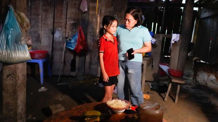 Cô Đinh Thị Thu Huyền, Hiệu trưởng Trường Phổ thông dân tộc bán trú Tiểu học và THCS Thành Công động viên cô học trò nhỏ.