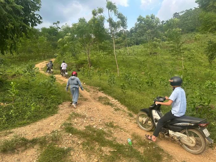 Vượt qua những con dốc cao để đến với học sinh, mỗi chuyến đi giúp thầy trò thêm hiểu và gắn bó.