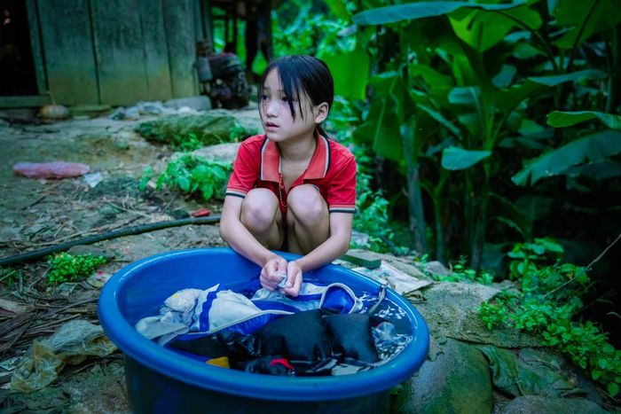 “Em muốn được đi học nhưng mẹ bảo gia đình khó khăn quá” - em Triệu Mùi Chài chia sẻ.