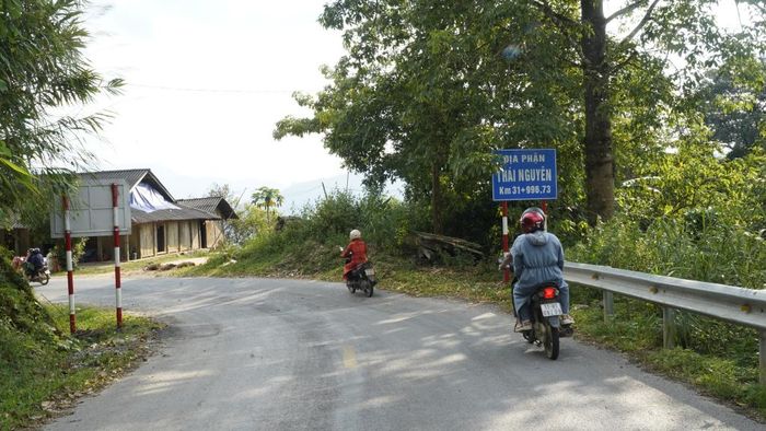 Các thầy cô vượt hơn 20 km để đến tận nhà vận động học sinh nghỉ học trở lại trường.