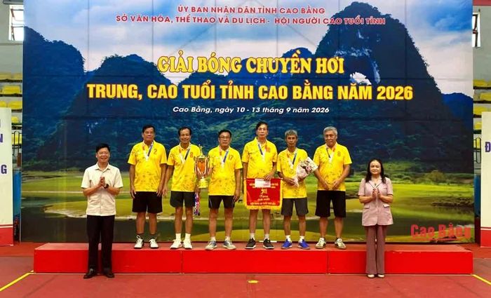 Ban tổ chức trao giải nhất nội dung nam trên 60 tuổi cho đội bóng phường Thục Phán.