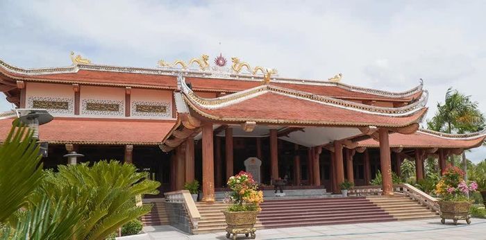 Đền thờ 10 Anh hùng liệt sĩ khởi nghĩa Hòn Khoai - “địa chỉ đỏ” giáo dục truyền thống cách mạng tại tỉnh Cà Mau.