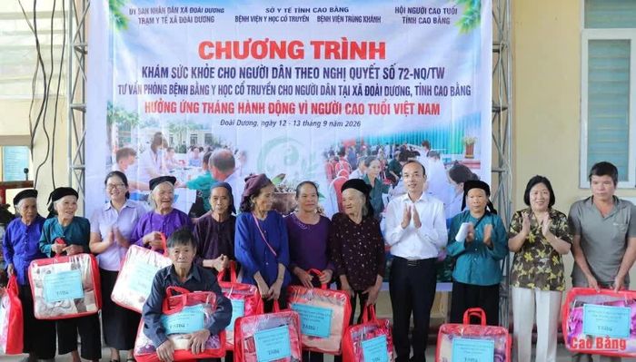 Bệnh viện Y học cổ truyền tỉnh và Hội Người cao tuổi tỉnh tặng quà người cao tuổi hoàn cảnh khó khăn tại xã Đoài Dương.