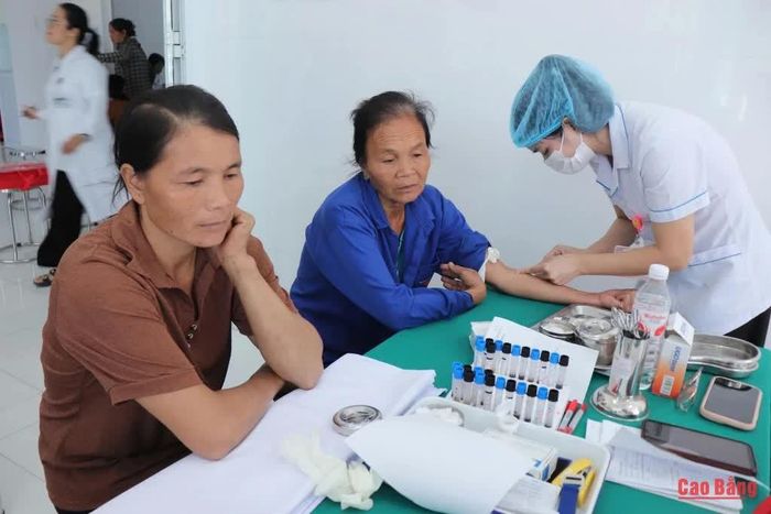 Y, bác sĩ khám sàng lọc cho người dân xã Đoài Dương.