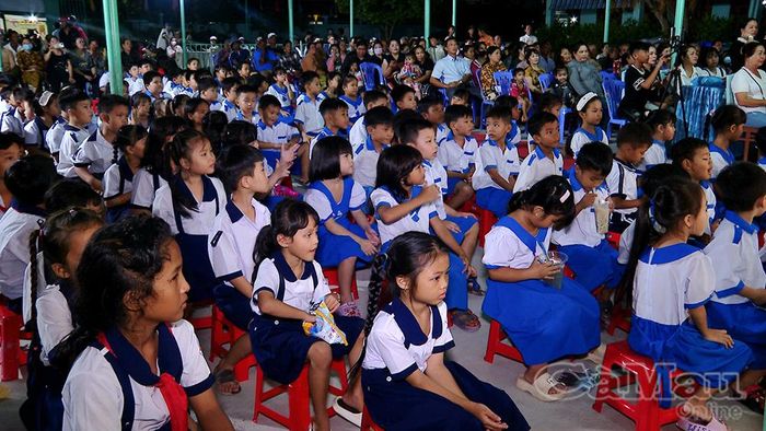 Đông đảo học sinh, người dân có hoàn cảnh khó khăn tham dự chương trình.