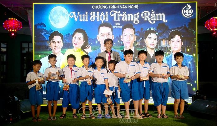 Ông Trần Văn Huấn, Giám đốc Công ty TNHH Thương mại Yến Sào Huấn Bình Dương trao quà Trung thu cho các em học sinh là đồng bào dân tộc, học sinh có hoàn cảnh khó khăn.