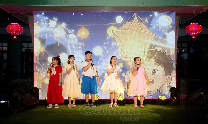 Các em học sinh Trường Tiểu học Trần Quốc Toản, phường Hiệp Thành, biểu diễn tiết mục “Chiếc đèn ông sao”, mở màn chương trình văn nghệ “Vui hội trăng rằm” năm 2026.