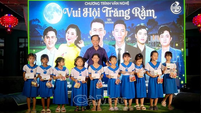 Phó Bí thư Thường trực Đảng uỷ phường Hiệp Thành Phan Thanh Vũ trao quà Trung thu cho các em học sinh là đồng bào dân tộc, học sinh có hoàn cảnh khó khăn.