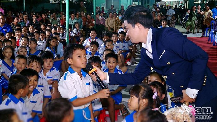 Các em hào hứng tham gia trò chơi giao lưu đố vui có thưởng.