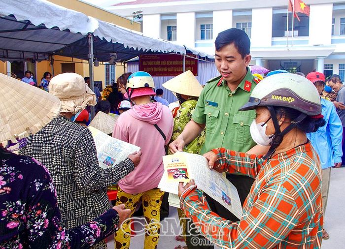 Lực lượng công an tuyên truyền người dân nâng cao cảnh giác, phòng, chống tội phạm mua bán người.
