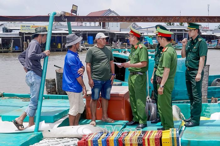 Lực lượng Công an tuyên truyền, vận động người dân an tâm lao động tại quê hương.