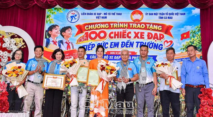  Phó Chủ tịch Uỷ ban MTTQ Việt Nam tỉnh Cà Mau, Chủ tịch Hội Chữ thập đỏ tỉnh Nguyễn Văn Khởi trao Thư cảm ơn và hoa cho đại diện đơn vị tài trợ, các mạnh thường quân.