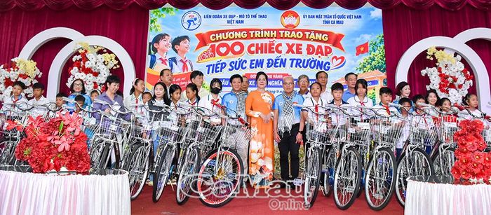 Học sinh có hoàn cảnh khó khăn nhận xe đạp, học bổng từ chương trình.