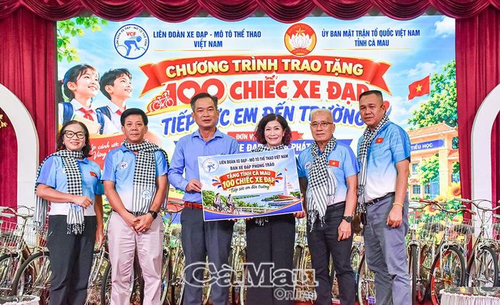 Ông Nguyễn Văn Khởi, Phó Chủ tịch Uỷ ban MTTQ Việt Nam tỉnh Cà Mau, Chủ tịch Hội Chữ thập đỏ tỉnh, tiếp nhận bảng tượng trưng 100 chiếc xe đạp hỗ trợ học sinh khó khăn từ bà Lê Thị Sen, Trưởng ban Xe đạp phong trào, Liên đoàn Xe đạp - Mô tô Việt Nam.