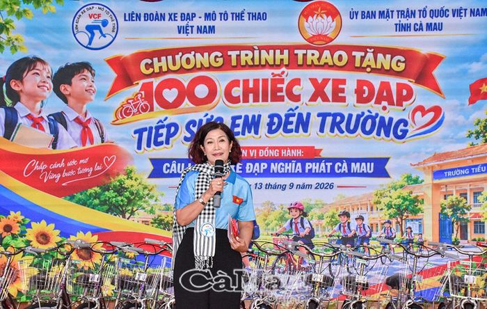  Bà Lê Thị Sen, Trưởng ban Xe đạp phong trào, Liên đoàn Xe đạp - Mô tô Việt Nam, chia sẻ niềm vui khi đồng hành, hỗ trợ học sinh khó khăn tại tỉnh Cà Mau.