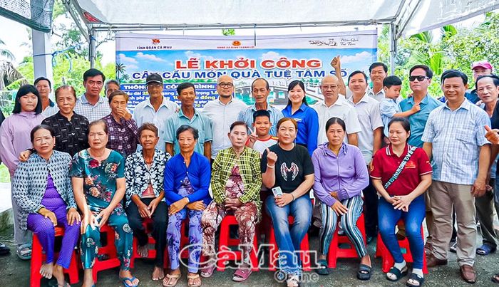 Đại biểu, nhà tài trợ và người dân địa phương chụp ảnh lưu niệm tại lễ khởi công.