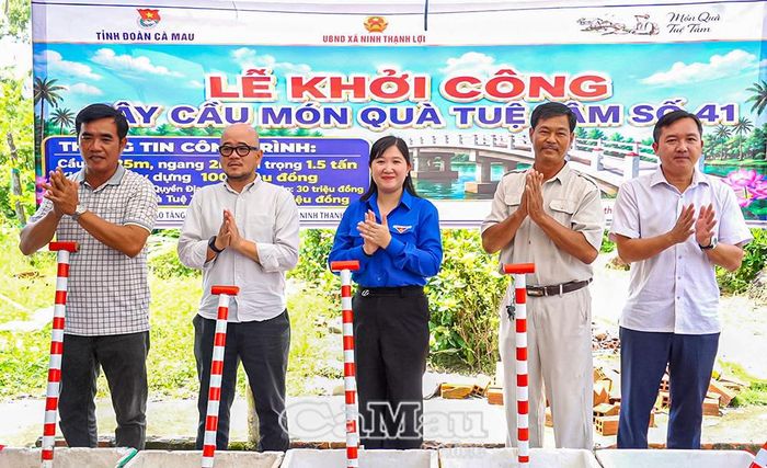Đại biểu thực hiện nghi thức khởi công cầu “Món quà Tuệ Tâm số 41”.