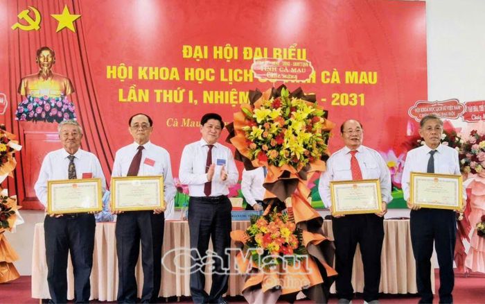 Phó Chủ tịch UBND tỉnh Lê Văn Sử trao Bằng khen của UBND tỉnh cho 1 tập thể và 3 cá nhân có thành tích xuất sắc trong công tác xây dựng và phát triển ngành khoa học lịch sử tỉnh Cà Mau.
