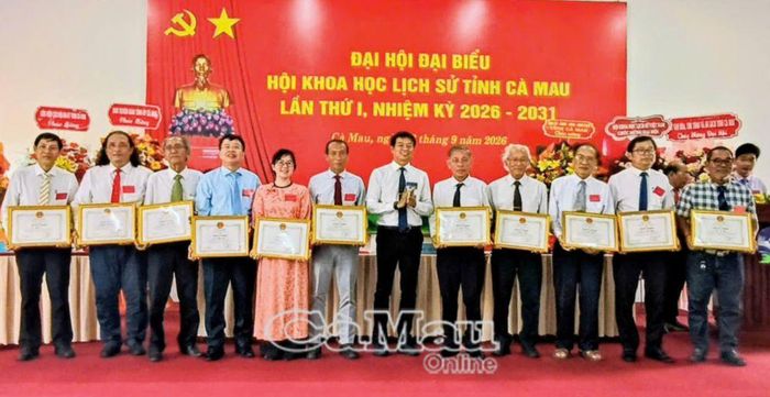 Đồng chí Nguyễn Nam Phong, Phó Trưởng ban Tuyên giáo Tỉnh uỷ, trao Bằng khen của Trung ương Hội Khoa học lịch sử Việt Nam tặng các cá nhân có thành tích xuất sắc trong công tác xây dựng và phát triển ngành khoa học lịch sử tỉnh Cà Mau.