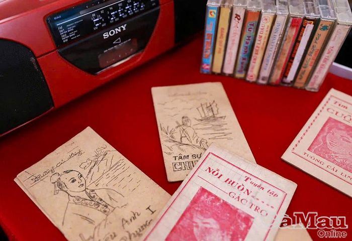 Tuồng cải lương thập niên 80 cùng băng cassette.