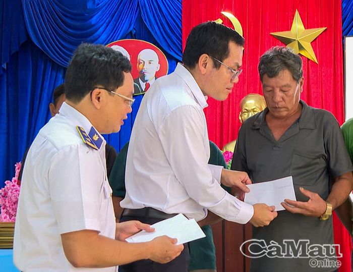 Phó Chủ tịch UBND tỉnh Cà Mau Ngô Vũ Thăng tặng quà cho các gia đình ngư dân có hoàn cảnh khó khăn tại phường Hiệp Thành.