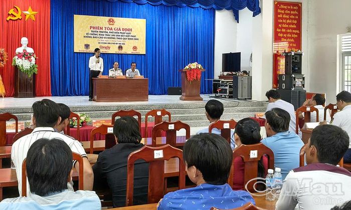  Quang cảnh buổi toạ đàm, trao đổi pháp luật về chống khai thác IUU  tại xã Đông Hải.