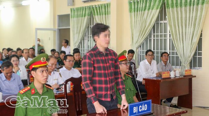 Phiên toà giả định tại phường Hiệp Thành (người đóng vai bị cáo là cán bộ TAND khu vực 6 - Cà Mau).
