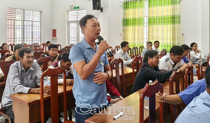 Chủ tàu tại cống Cái Cùng, xã Đông Hải, có ý kiến toạ đàm cùng các chuyên gia.