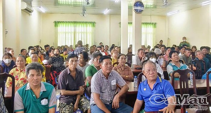 Các ngư dân, chủ tàu và người dân tham dự buổi tuyên truyền pháp luật chống khai thác IUU tại phường Hiệp Thành.