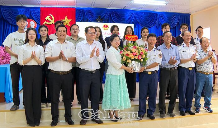  Dịp này, Phó Chủ tịch UBND tỉnh Cà Mau Ngô Vũ Thăng và đại diện Bộ Tư lệnh Vùng Cảnh sát biển 4 tặng hoa chúc mừng tập thể TAND nhân kỷ niệm 81 năm Ngày truyền thống ngành (13/9/1945-13/9/2026).