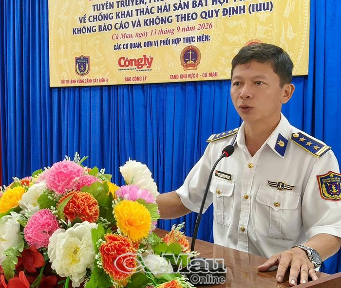 Thượng tá Vũ Đình Ngà, Phó Chủ nhiệm Chính trị Bộ Tư lệnh Vùng Cảnh sát biển 4, phát biểu tại buổi tuyên truyền ở xã Đông Hải, vận động người dân nâng cao ý thức chấp hành pháp luật, không vi phạm khai thác IUU, phát huy sức mạnh toàn dân trong xây dựng, bảo vệ chủ quyền biển, đảo Tổ quốc.