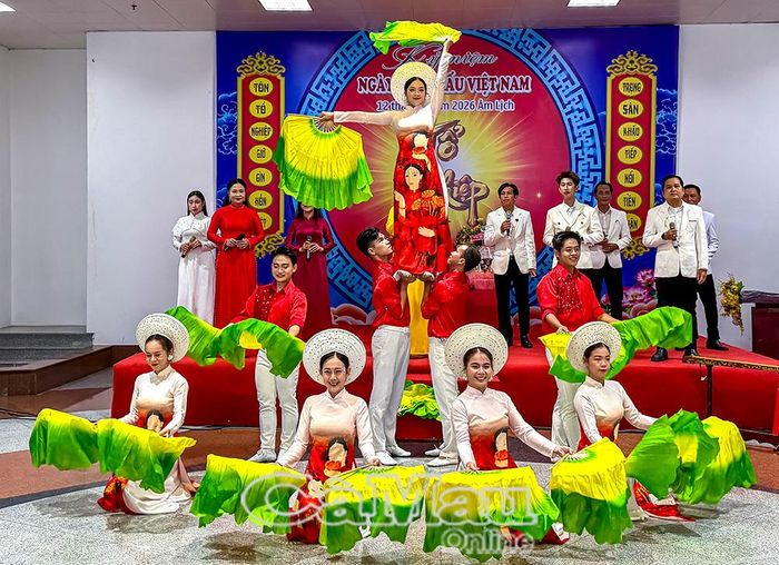 Các nghệ sĩ biểu diễn mừng kỷ niệm Ngày Sân khấu Việt Nam.