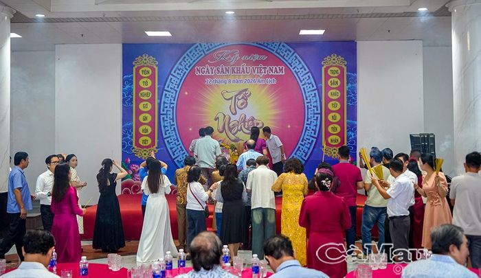 Các nghệ sĩ, diễn viên, nhạc công và đại diện các đoàn nghệ thuật trên địa bàn tỉnh dâng hương bàn thờ Tổ nghiệp.