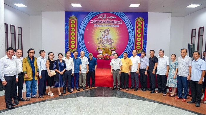 Các đồng chí lãnh đạo, nguyên lãnh đạo tỉnh và đại biểu chụp ảnh lưu niệm tại chương trình.