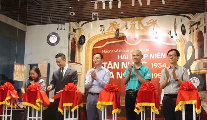 Các đại biểu cắt băng khai mạc triển lãm. Ảnh: BTC