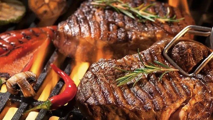 Đối với món nướng bạn nên để bề mặt thịt ráo trước khi cho vào vỉ. Ảnh minh họa