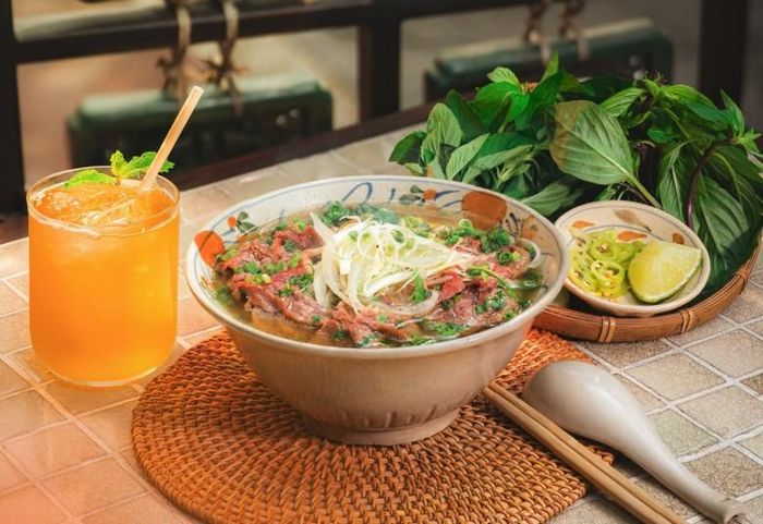 Ngoài vắt chanh sau khi ăn phở có thể uống nước cam ép, ăn bưởi cũng có tác dụng giúp hấp thu sắt ở thịt bò. Ảnh minh họa. 