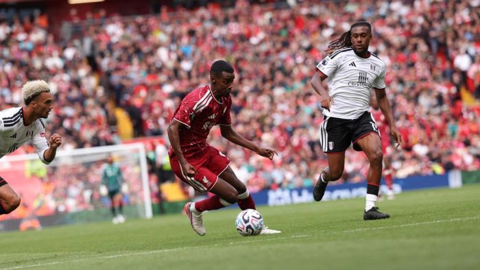 Alexander Isak gặp nhiều khó khăn trước hàng phòng ngự đội khách. Ảnh: Liverpool FC