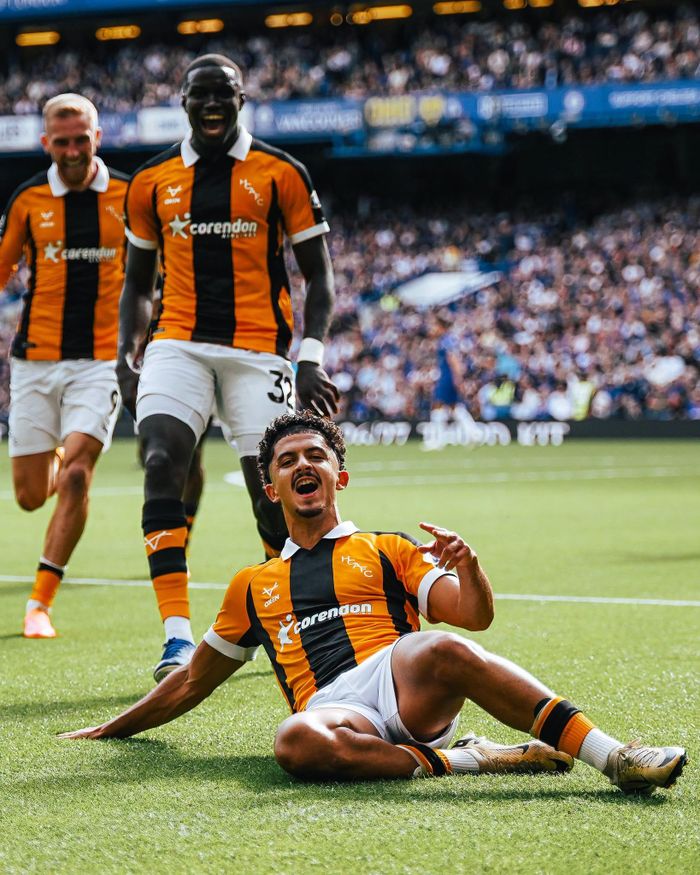 Mohamed Belloumi ăn mừng bàn thắng vào lưới Chelsea