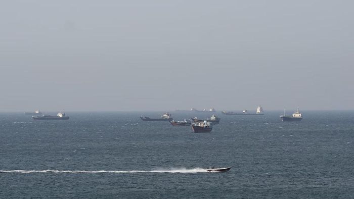 Tàu chở dầu di chuyển qua eo biển Hormuz ngoài khơi Musandam, Oman. Ảnh: Reuters.