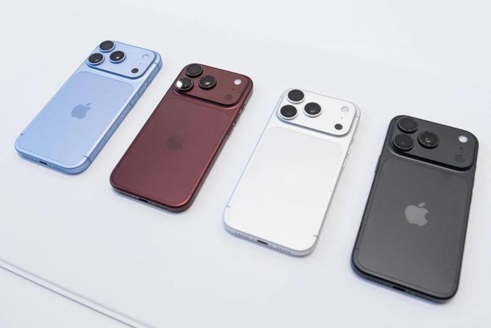 Bên cạnh Burgundy, iPhone 18 Pro và iPhone 18 Pro Max còn có ba lựa chọn màu gồm Đen, Bạc và Glacier. (Ảnh: Adriano Contreras / Gizmodo)