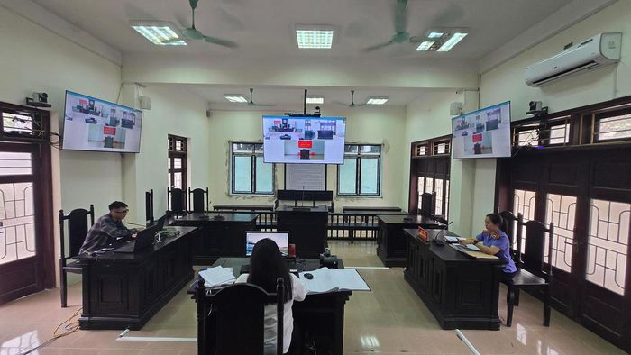 Phòng xét xử trực tuyến chuyên dụng tại TAND khu vực 1 - Thanh Hóa được trang bị các thiết bị hiện đại.