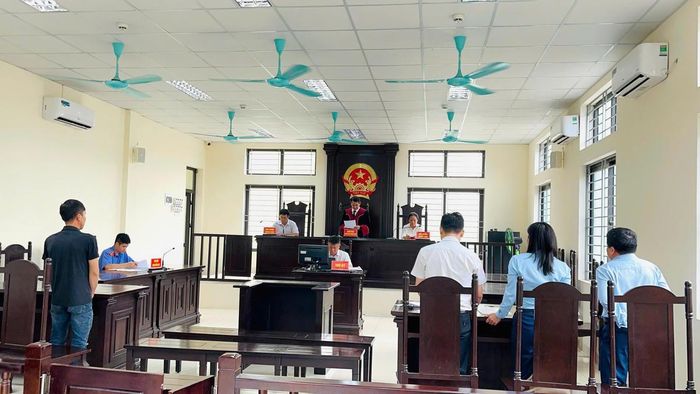 Giải quyết kịp thời, đúng pháp luật các tranh chấp kinh doanh, thương mại góp phần bảo vệ quyền tài sản và tạo dựng môi trường kinh doanh an toàn, có khả năng dự báo. (Ảnh: Một phiên tòa xét xử về tranh chấp kinh doanh, thương mại tại Cà Mau).