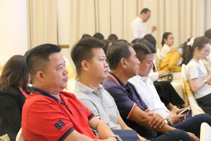 Đại diện các doanh nghiệp thực phẩm lắng nghe chia sẻ từ các chuyên gia 