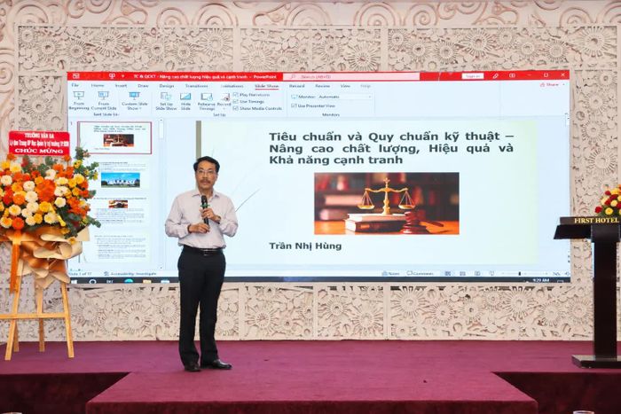Ông Trần Nhị Hùng, đại diện Ủy ban Tiêu chuẩn Đo lường Chất lượng Quốc gia, chia sẻ về tiêu chuẩn và quy chuẩn kỹ thuật, nâng cao chất lượng, hiệu quả và khả năng cạnh tranh của doanh nghiệp.